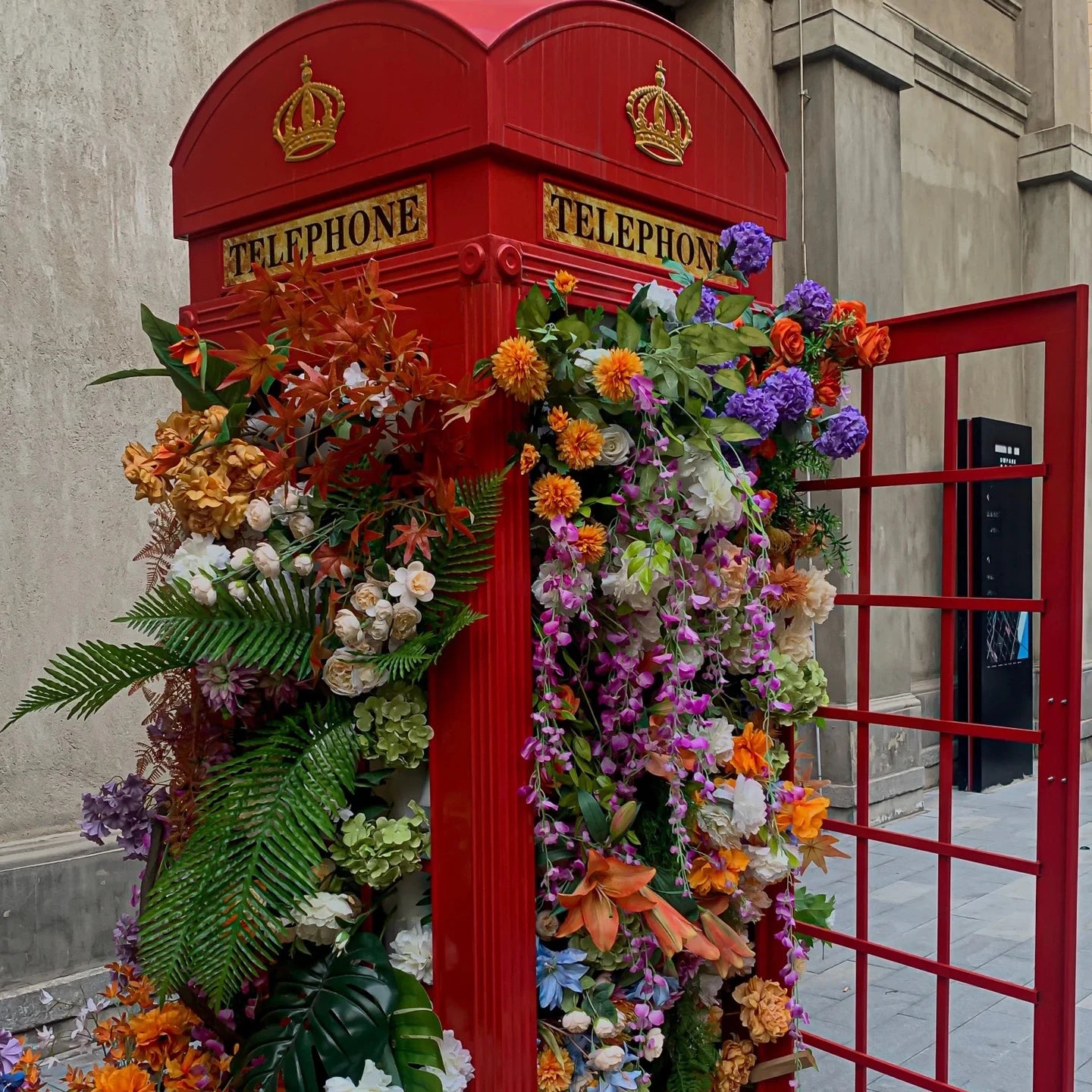 British Style London Phone Booth Artificial Flowers Phone Booth Wedding Holiday Party Decoration