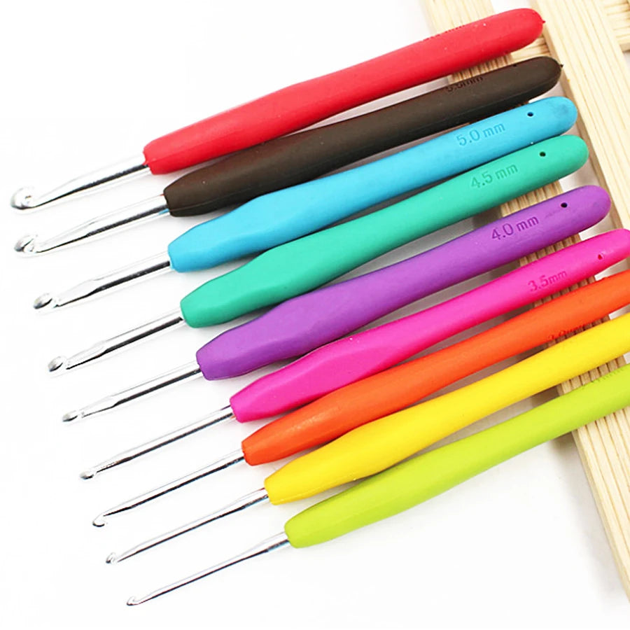 9pcs Set of PVC Packaging TPR Soft Handle Aluminum Crochet Hook Simple Style Portable for Crocheting and Hand Knitting