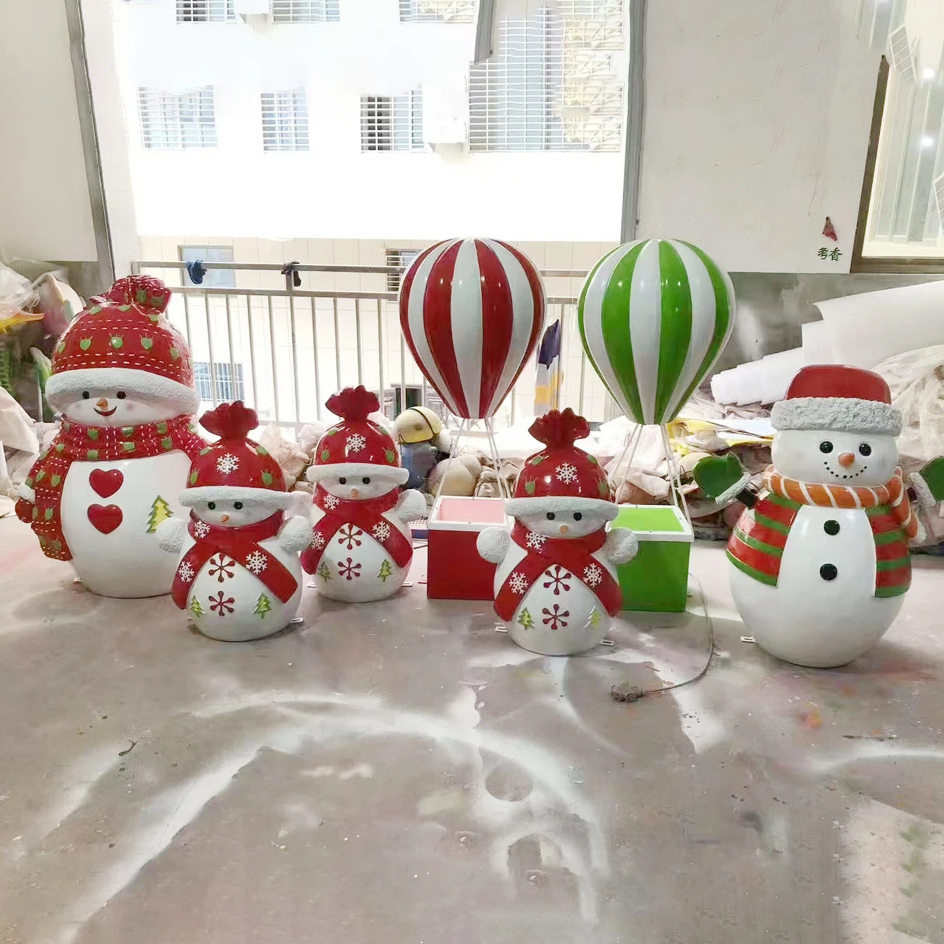 Customized Fiberglass Outdoor Snowman/life Size Santa Claus Statues/fiberglass Hot air Balloon Props