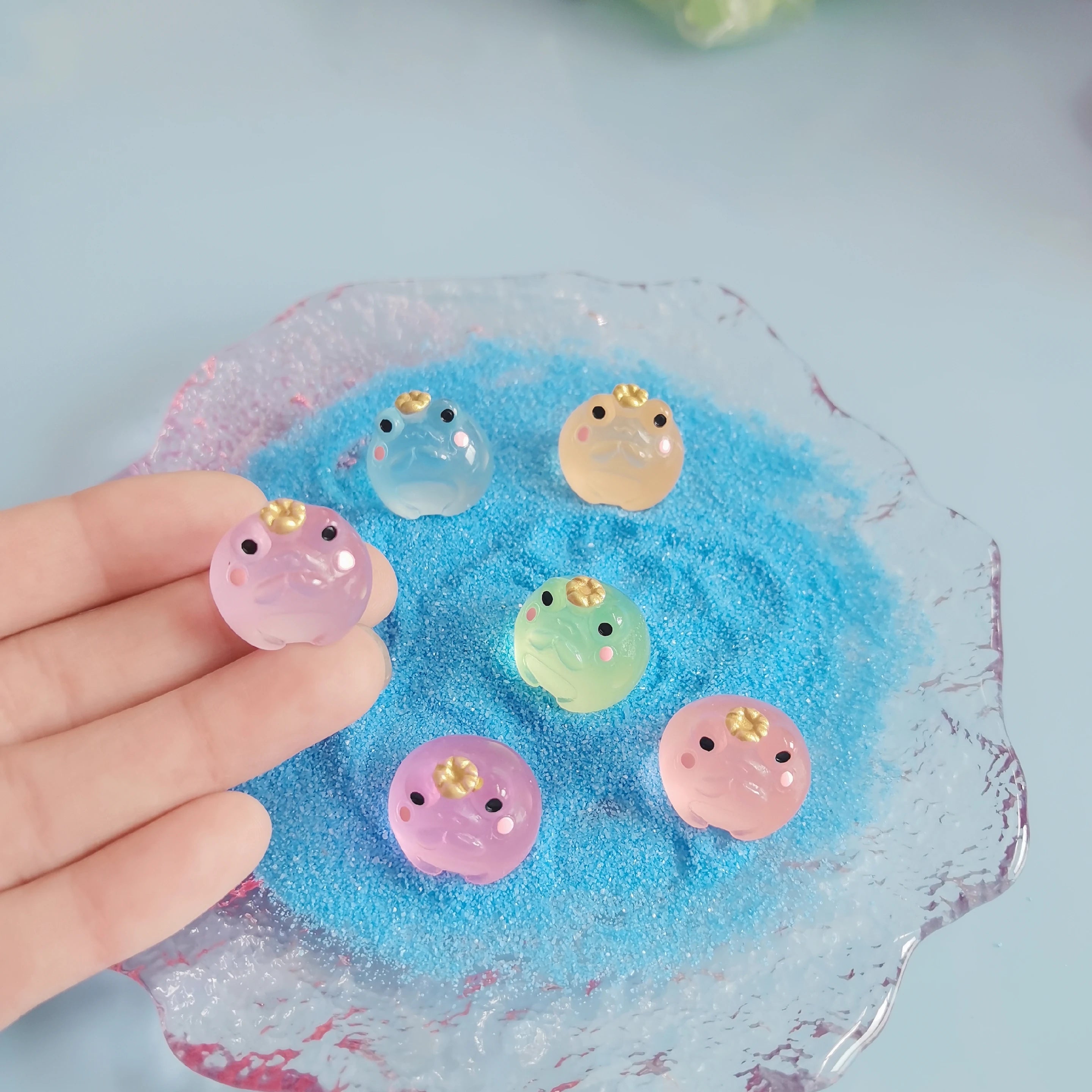 Crown Frog Resin Miniature Jewelry Craft Charms for DIY Home Decor Garden Outdoor Festive Party Favors