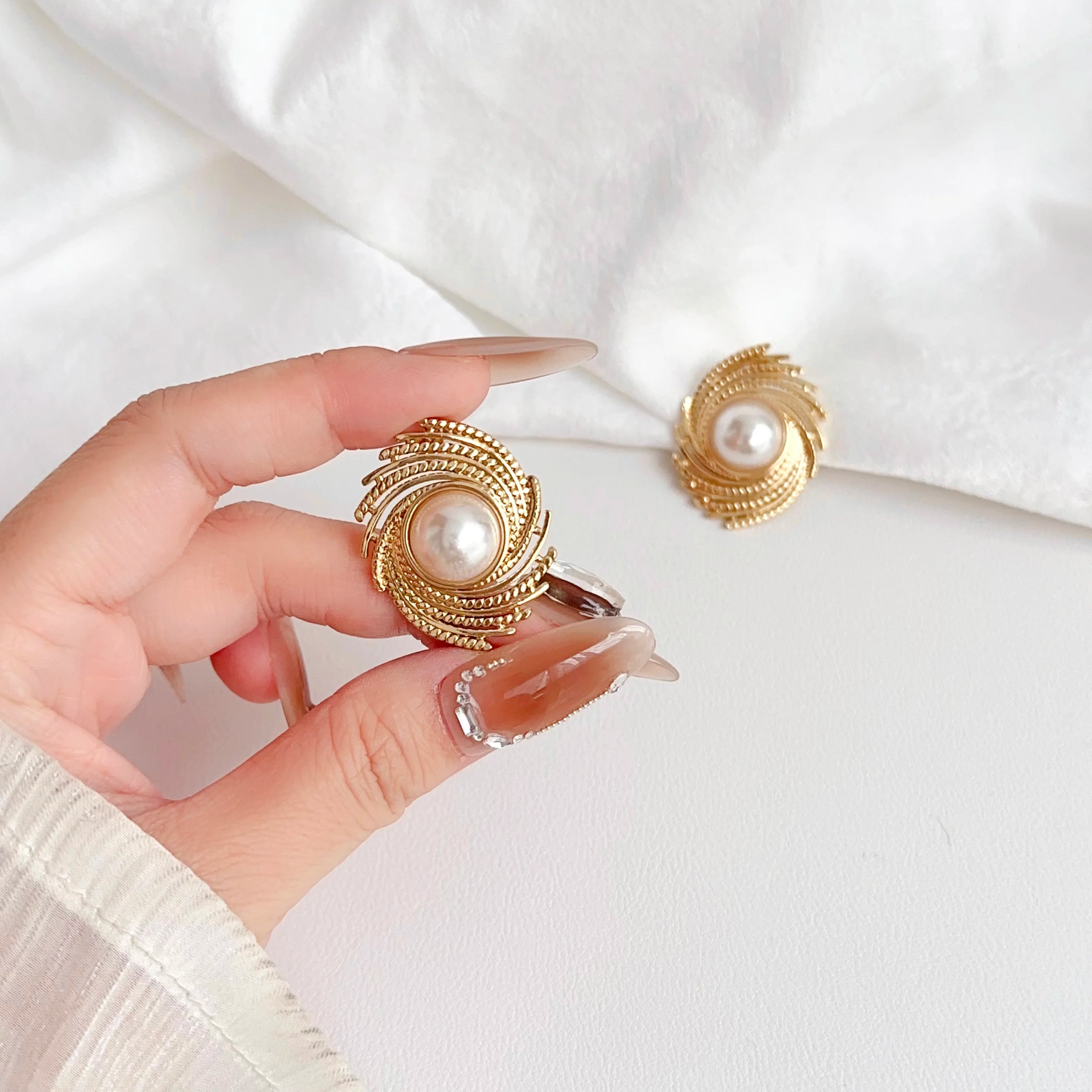 2024 Factory Direct Sales-Newest Style Stainless Steel 18K Gold Spiral Eye Pearl Earrings Unisex Classic Design