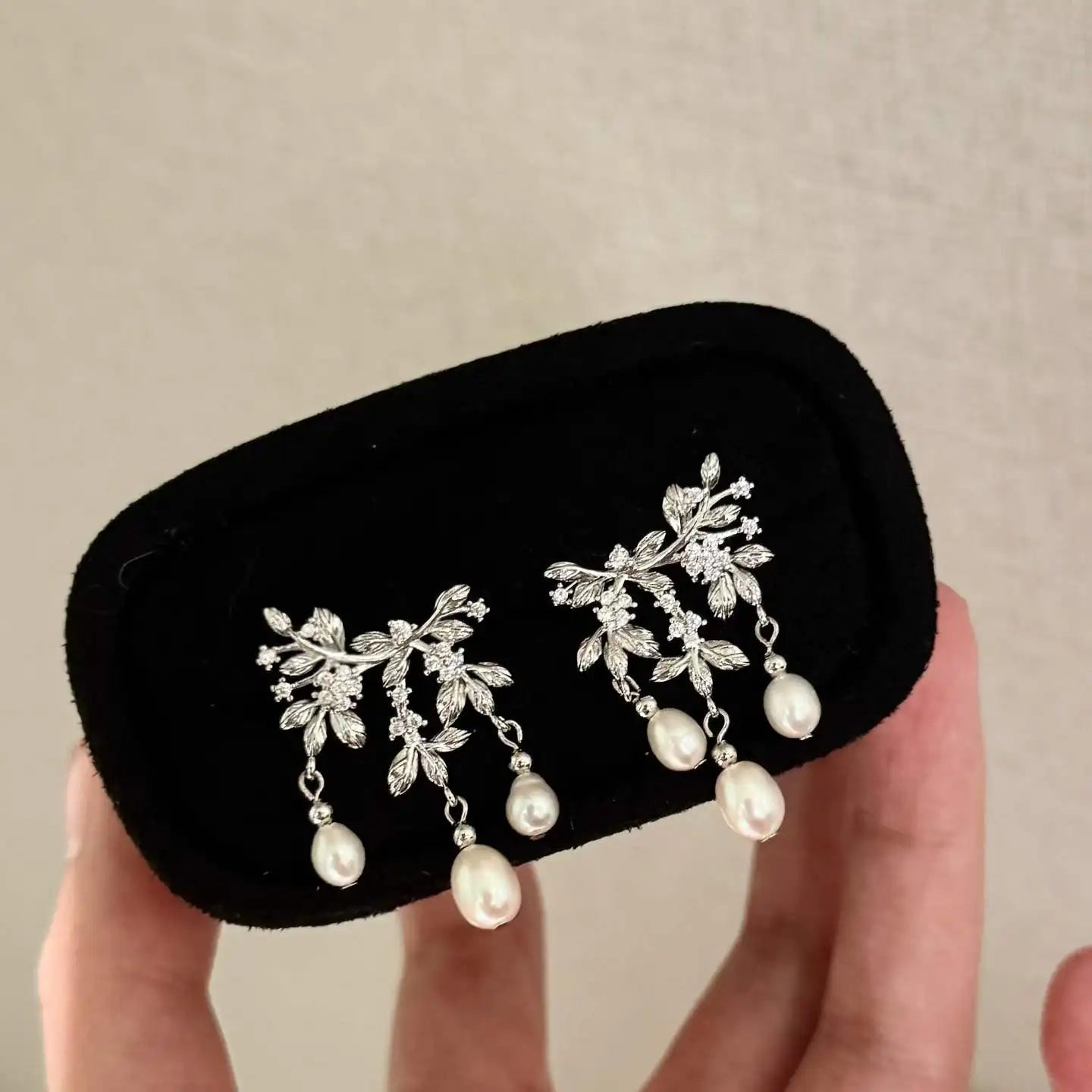 Light Luxury Retro Chinese Branch Leaf Huggie Earrings 4-6mm Natural White Rice AAAA Grade Platinum Plated Freshwater Pearl