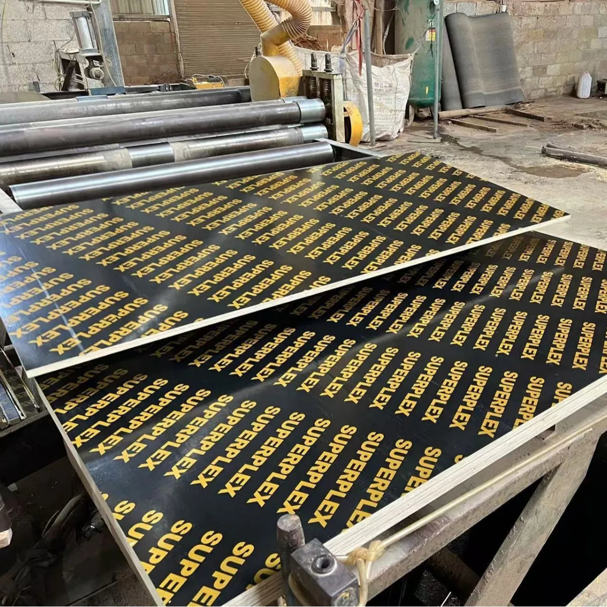 Manufacturer Plywood 2440*1220mm Black Film Faced Plywood Laminated Plywood for Construction