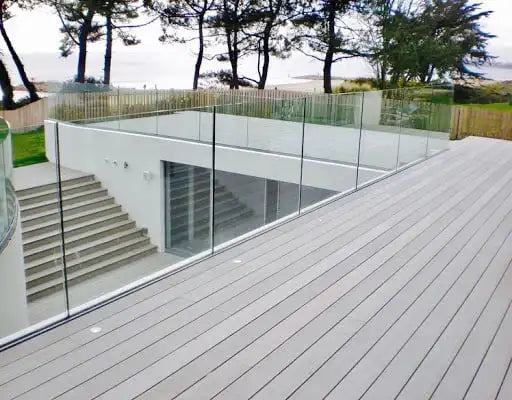 YL Modern Aluminum and Glass Safety Fence Balcony with U Shape and Satin/Mirror Finish for Villa Mall Indoor/Outdoor Use