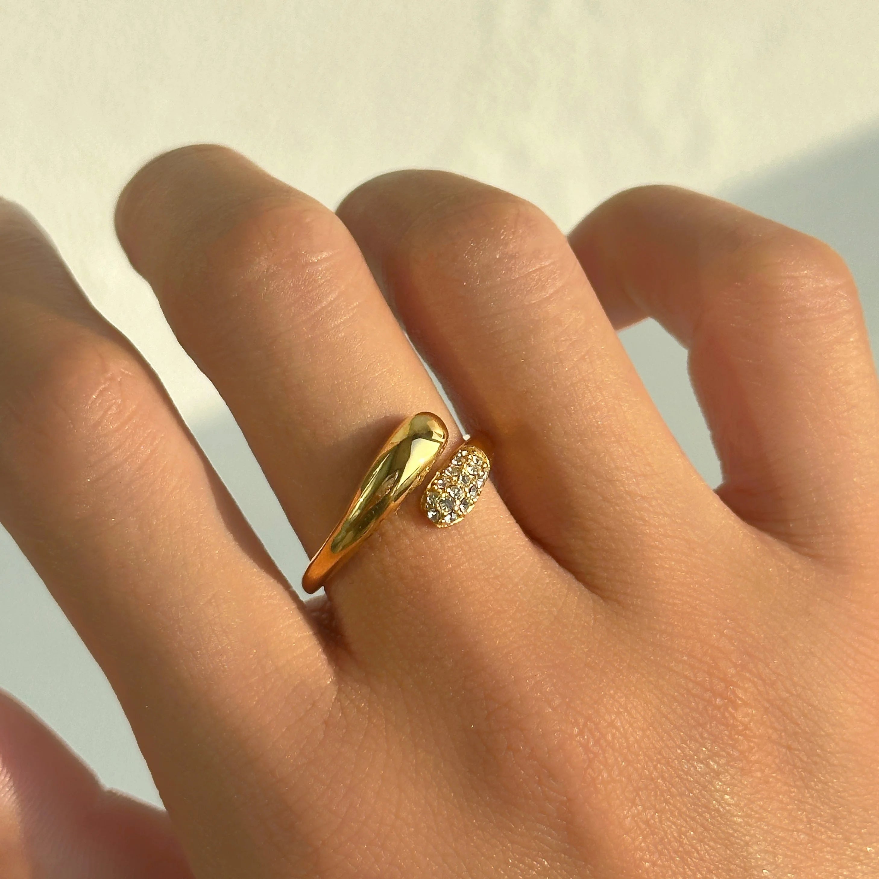 2025 Dazan New Ins Trendy 18k Gold Plated Stainless Steel Valentine S Day Open Tadpole Design Zircon Ring for Women for Party