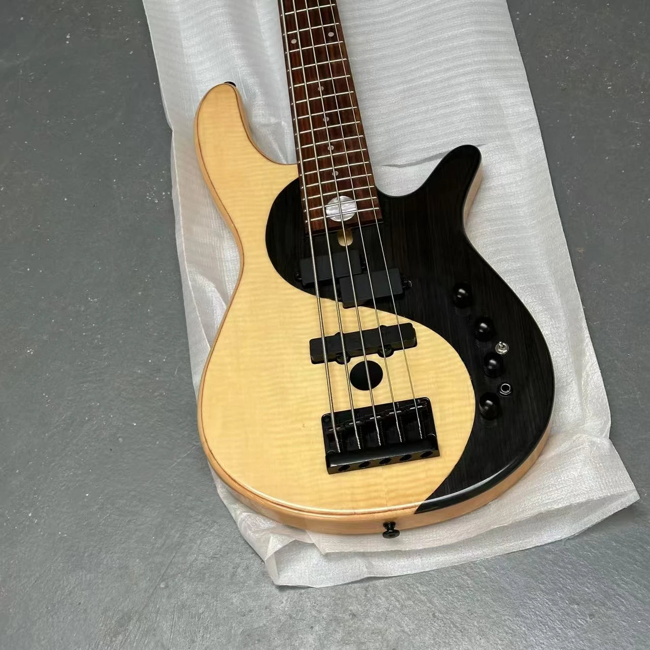 Yin and Yang 5 Strings Electric Bass Guitar Rosewood Fingerboard Black Hardware