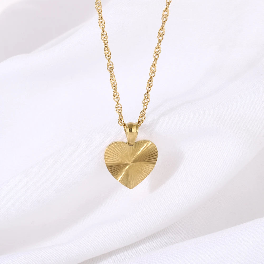 2021 Fashion Vintage 18k Gold Plated Heart Pendant Necklace for Woman