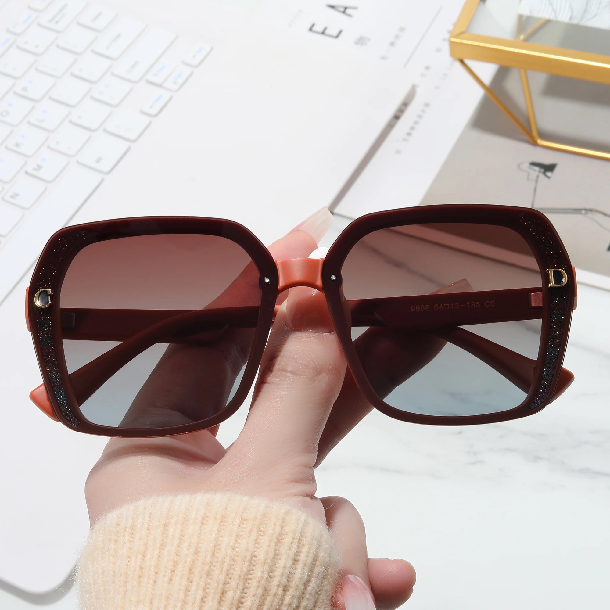 2025 Luxury Custom Designer Square Black Sunglasses for Men Women Beige Green Red Frames UV400 Lenses Anti-Radiation PC Shades