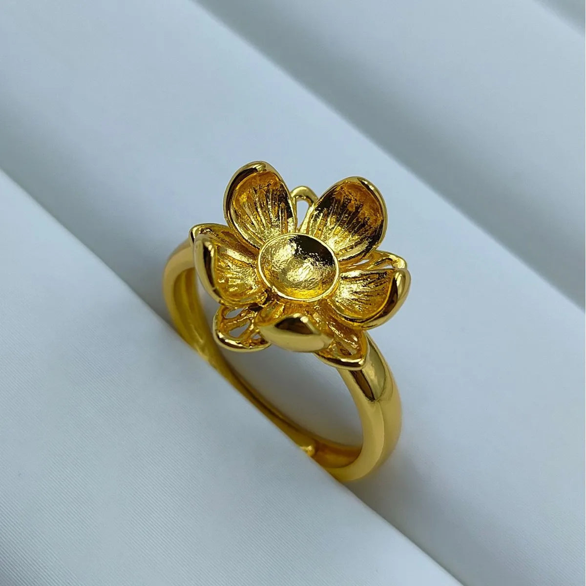 Customized Jewelry Gold-plated Stainless Steel Flower Tray Ring for Women Adjustable Pearl and Gemstone Decorative Accessories