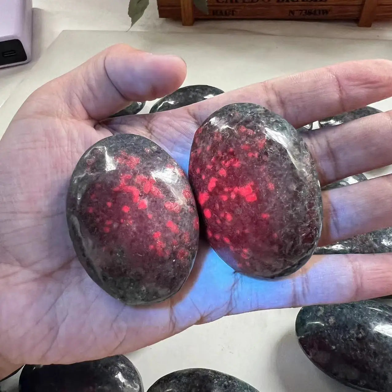 Wholesale Natural Polished Ruby in Fuchsite Palm Healing Crystal Quartz Palmstone for Home Decoration