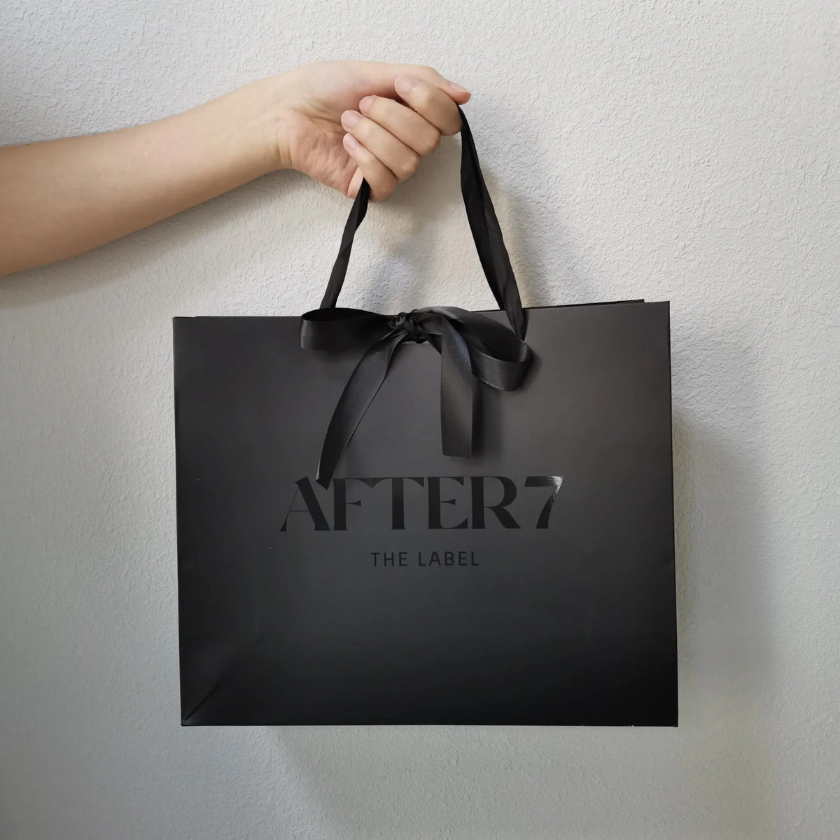 Custom Printed Laminated Black Gift Bag Luxury Shopping Cosmetics Clothes Packaging Paper Bag with Spot UV Logo