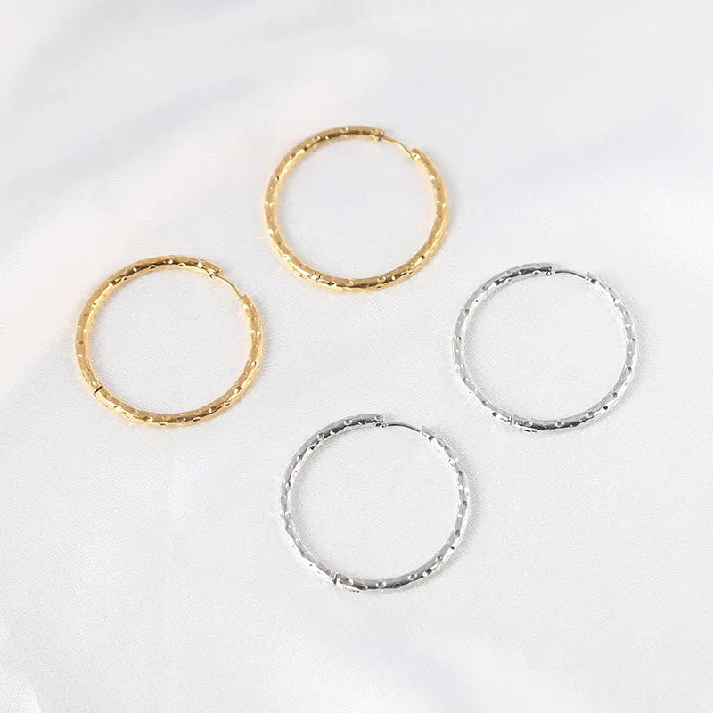 Simple Design Stainless Steel Curved Hoop Earring Trendy Hammered Hoop Earrings High Polished Multicolor Huggie Earrings Jewelry