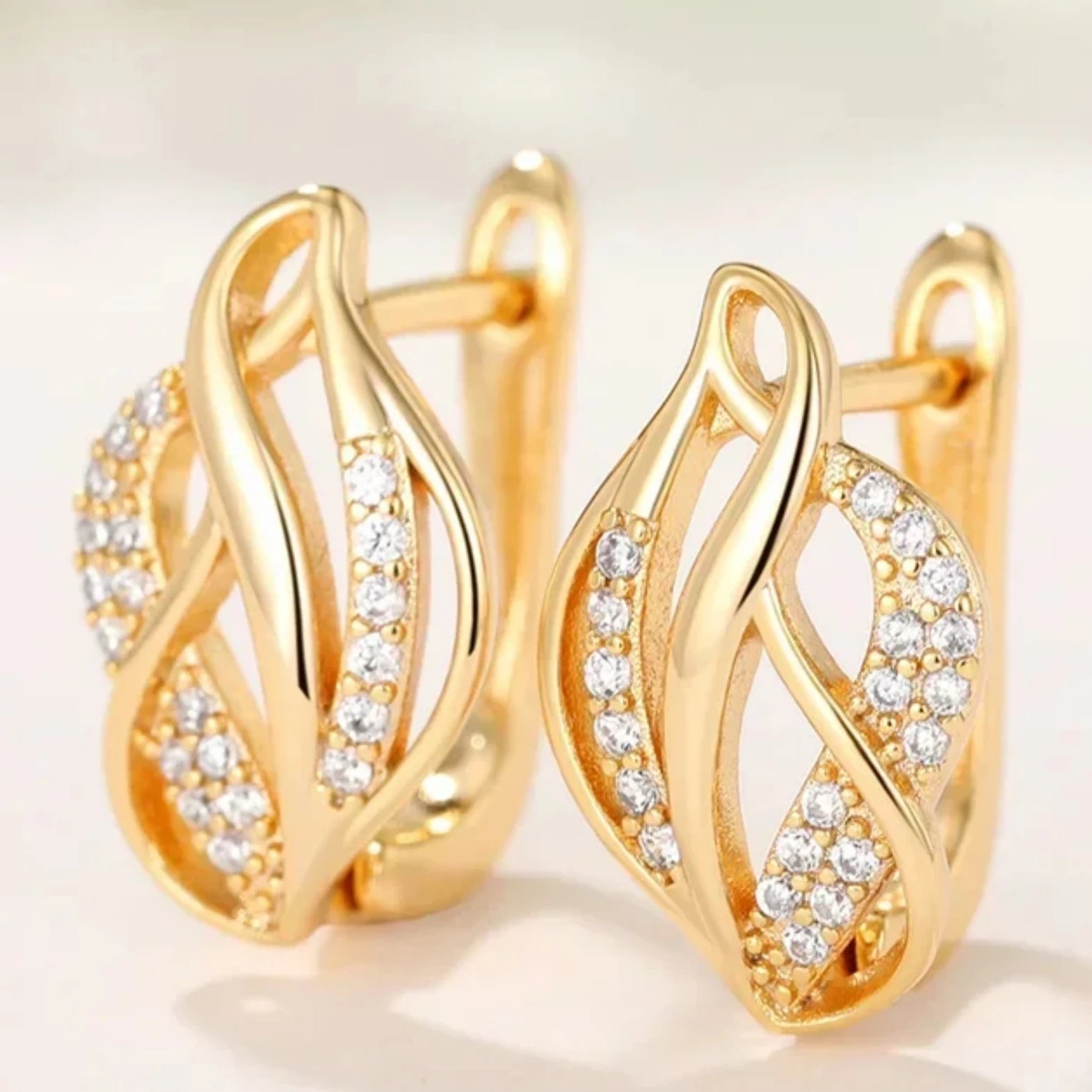 CAOSHI Modern Leaf Design Full Bright Cubic Zirconia Gold Plated Earrings for Women Wedding Fashion Jewelry Hoop Earrings Custom