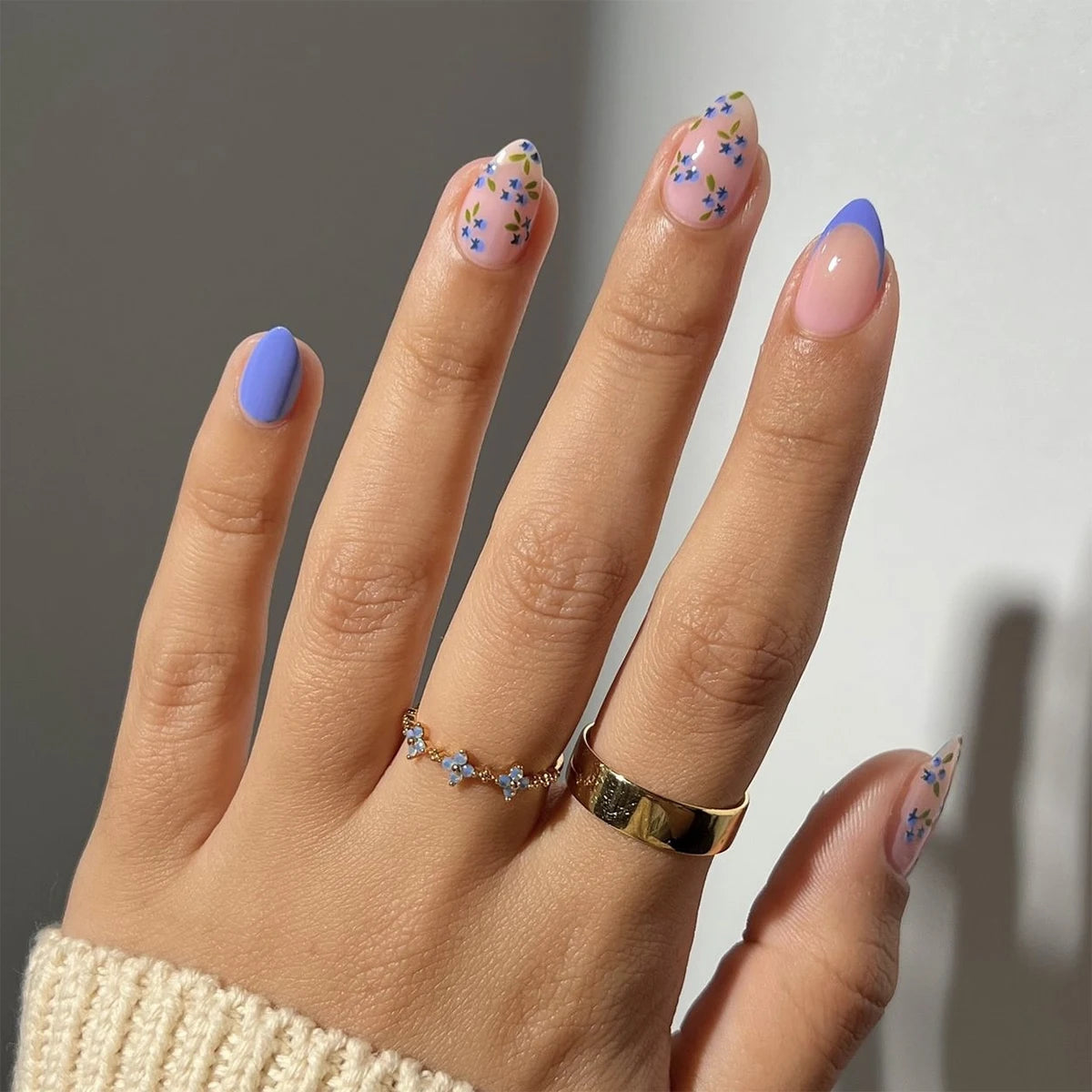 24 Pcs/set Acrylic 3711 Blue and Pink Floral Nail Art with Gold Tips Short Almond French Press on Nails Artificial Fingernails MegaBDM