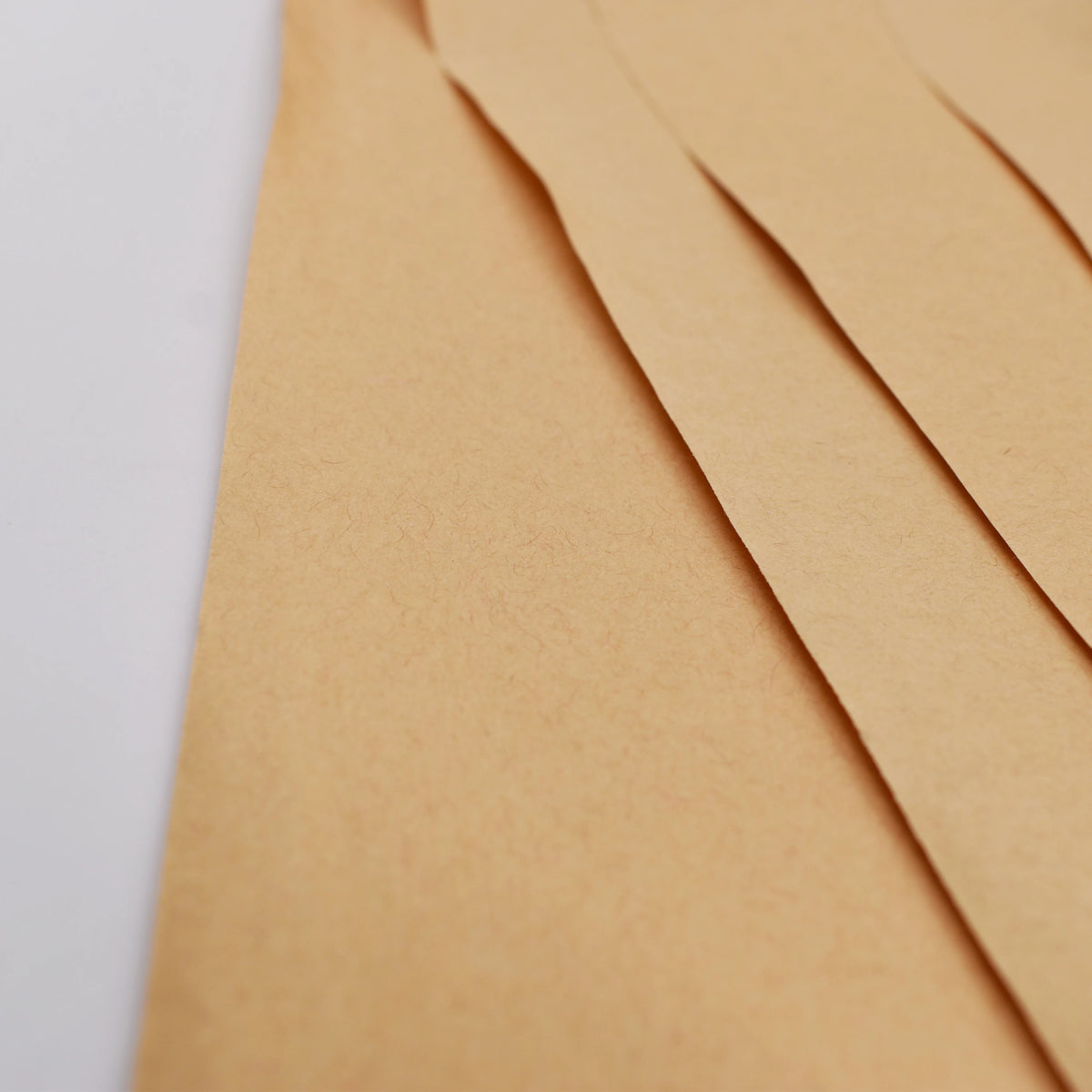 Brown Kraft Paper 95 Gsm Food Grade Wrapping Paper Anti-Curl Feature Customized Color Virgin Wood Pulp Offset Printing