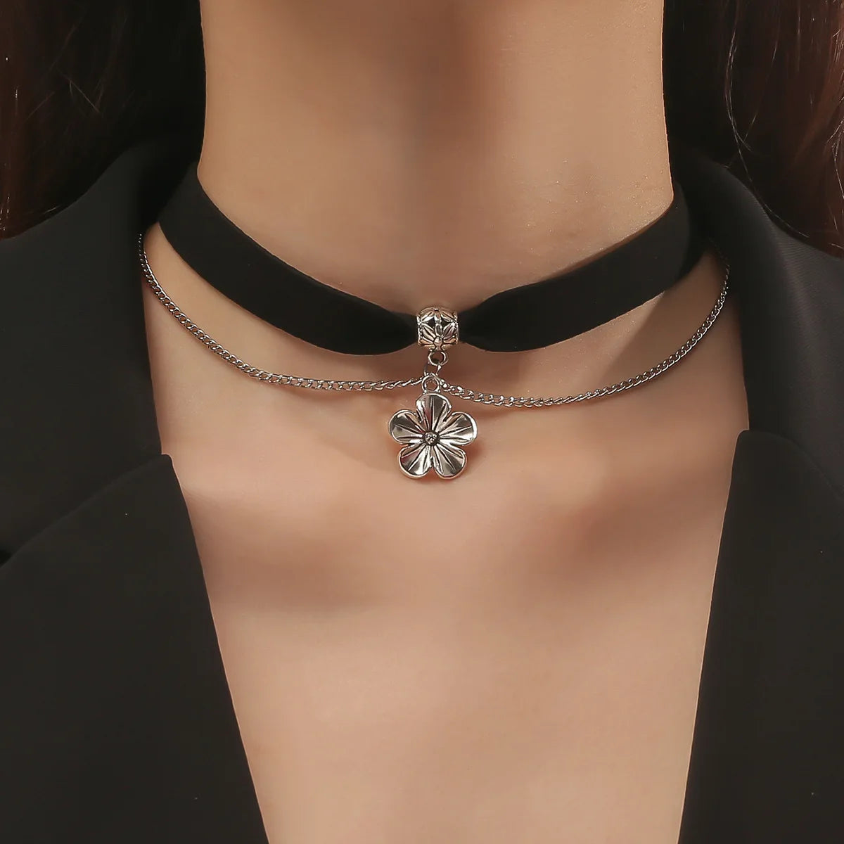 Punk Dark Flower Gothic Velvet Collarbone Chain Stainless Steel Necklace Retro Black Neck Chain Choker with Small Fragra