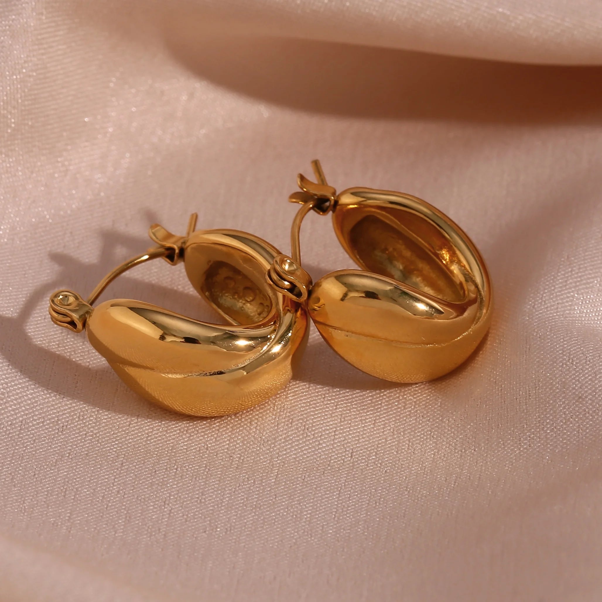 Dreamshow Minimalist 18K Gold Plated Croissant Design Chunky Hoop Earring for Women Tarnish Free Stainless Steel Jewelry