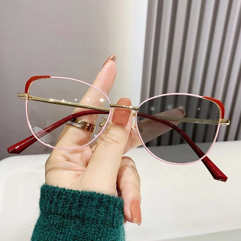 2024 New Fashion Trendy Photochromic Female Eyeglasses Color Changing Metal Cat Eye Photochromic Anti Blue Light Glasses Frame