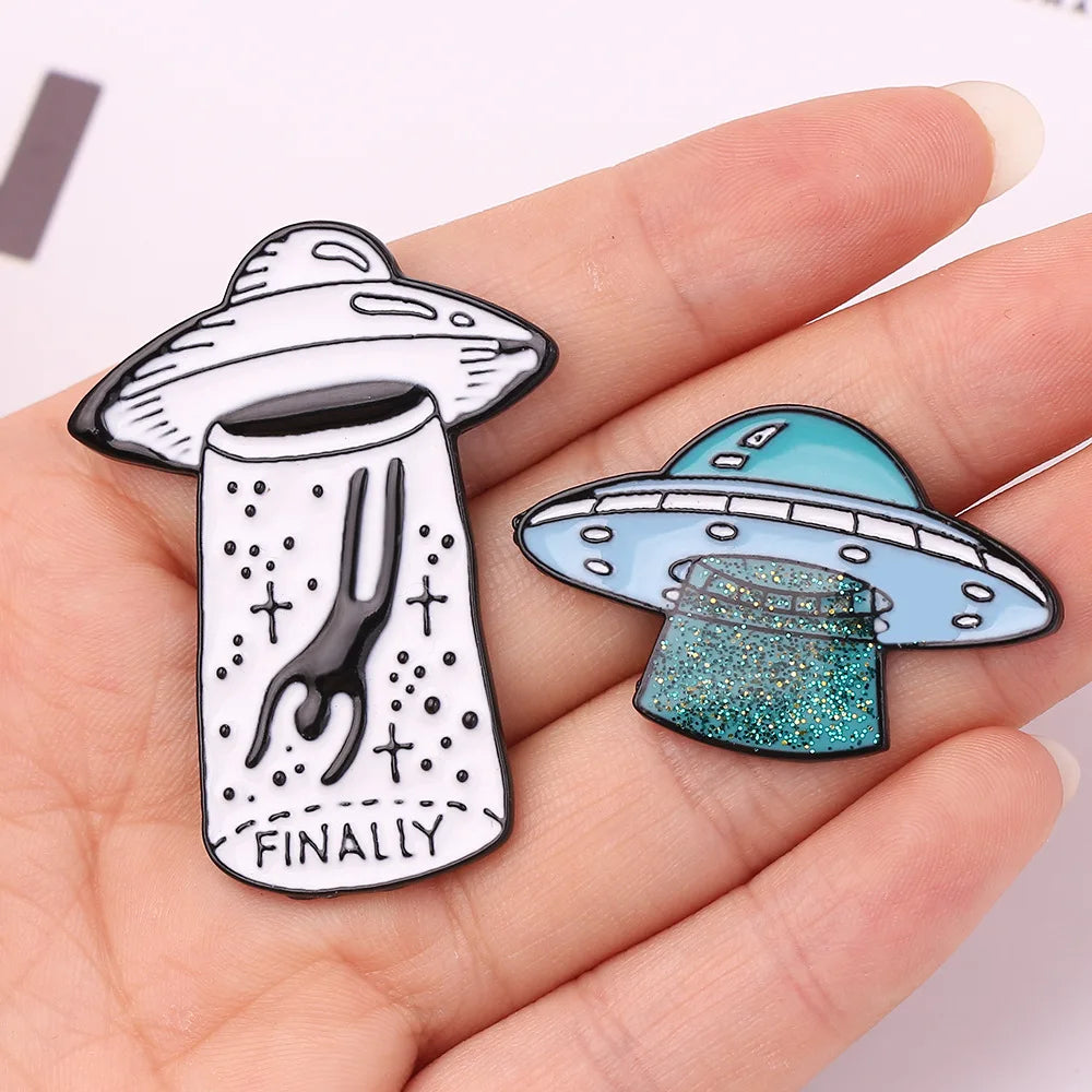 New Arrival Metal Cartoon Lapel Pins Wholesale Spaceship alien Decorative Brooch Custom Cute Soft Enamel Metal Glittery UFO Pin