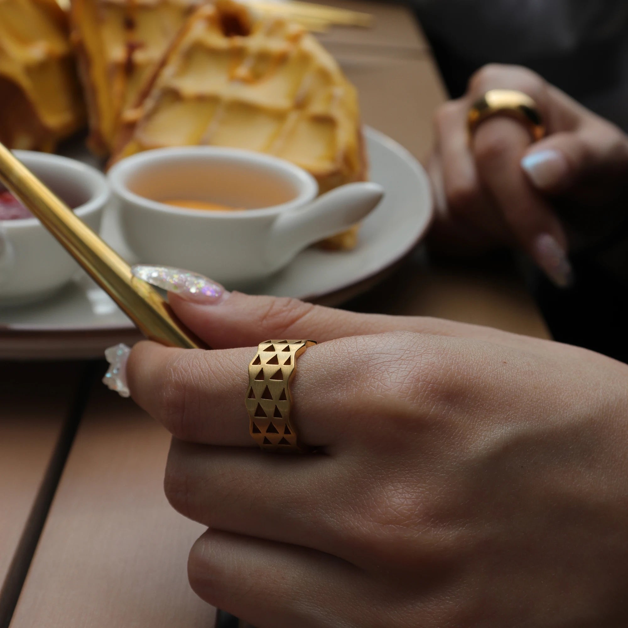 Chris April Fashion Jewelry 316L Stainless Steel Pvd Gold Plated Special Flash Sand Triangle Craft Lassa Ring