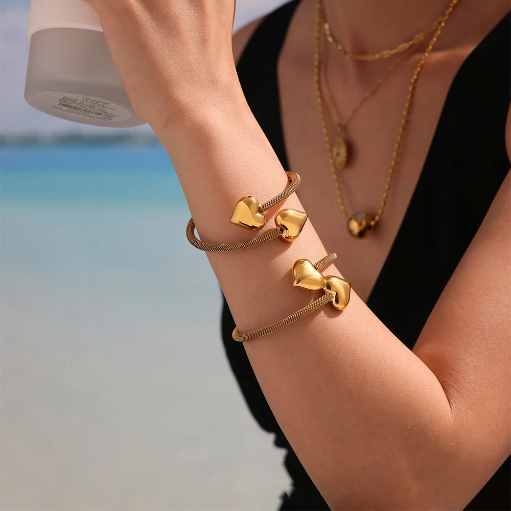Fashion Stainless Steel 18K Gold Plated Three Dimensional Peach Heart Stretch Hollow Out Bracelet for Women