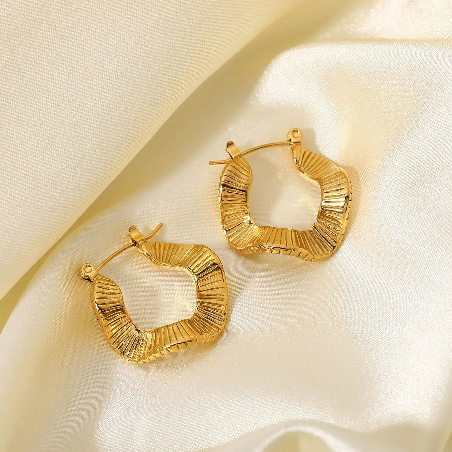 Dream Fashion Wholesale High-Quality Gold Stainless Steel Wave Shaped Exquisite and Elegant Earrings
