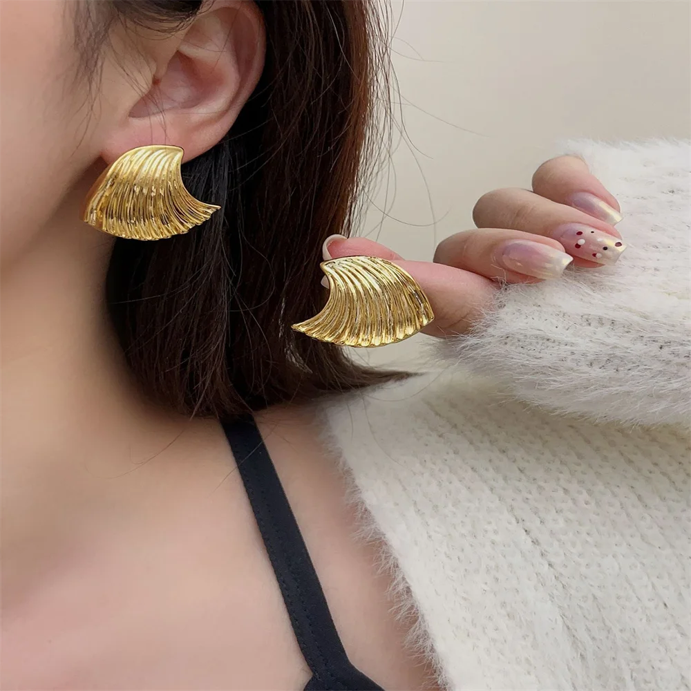 YL Hot-Sale Fashion Exaggerated Fan-Shaped Stud Earrings Plated Gold Sliver Color Metal Wave Shell Earrings for Women Jewelry