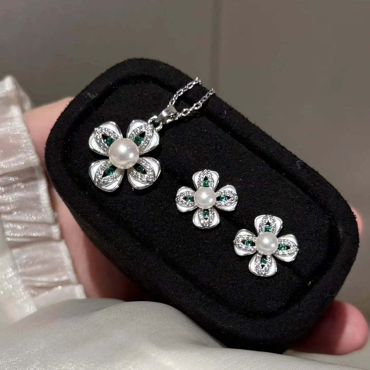 Japanese Light Luxury Trendy Style Emerald Four Leaf Clover Two-piece Rhodium Plated 5-7mm Natural Freshwater Pearl Necklace Set