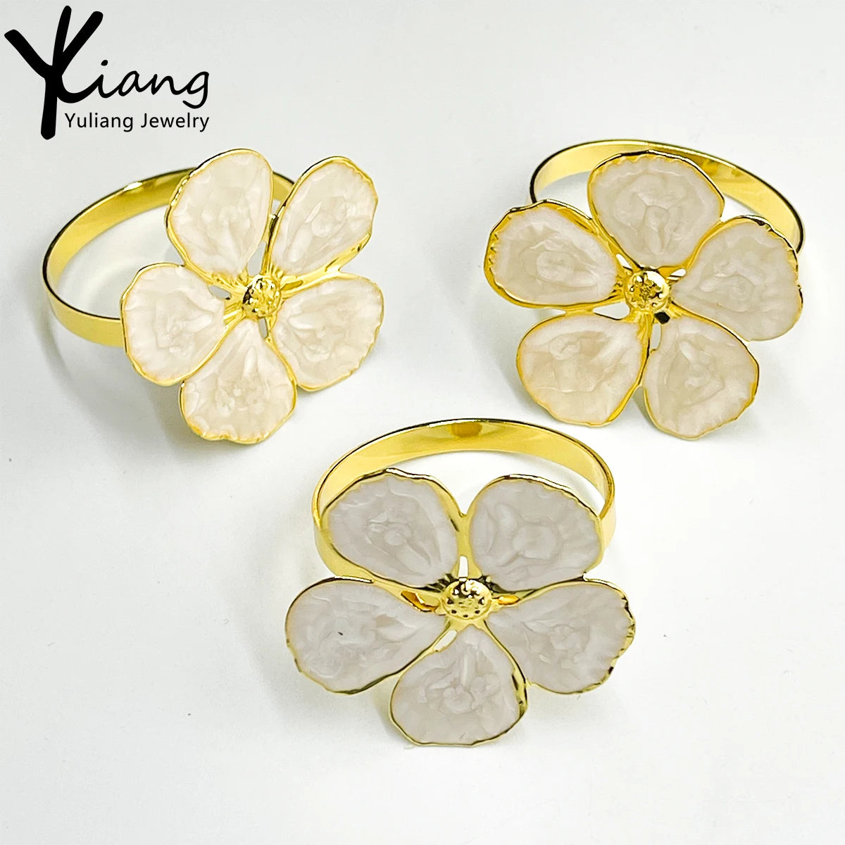 Simple pink and White Enamel Flower Metal Napkin Ring with Cute Napkin Holder Buckle Suitable for Home Dining Table Decoration