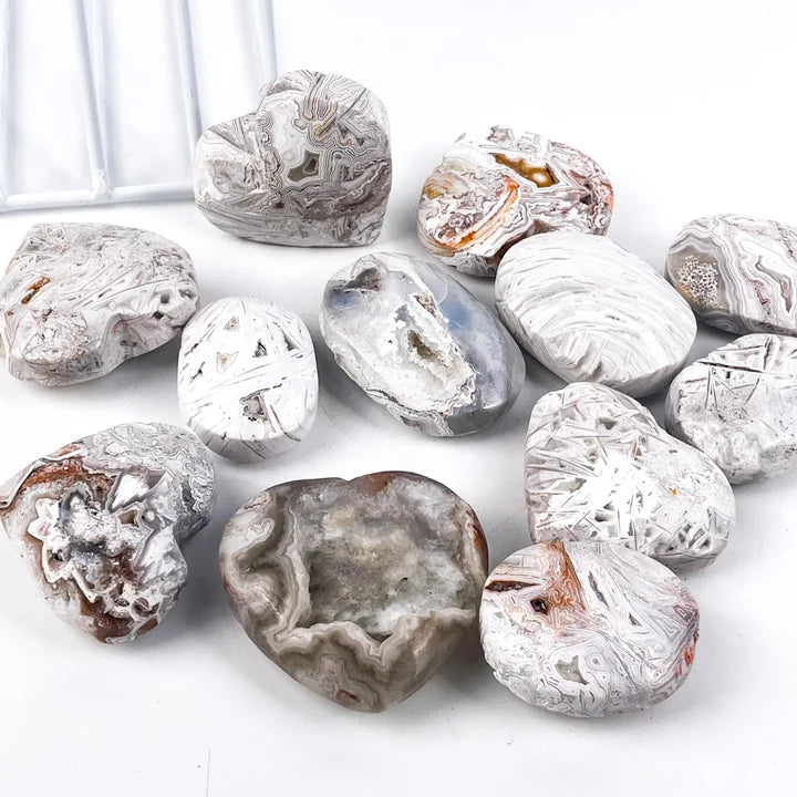 Hot Sale Meditation Natural Crystal Craft Healing Stone White Mexican Agate Palm for Feng Shui