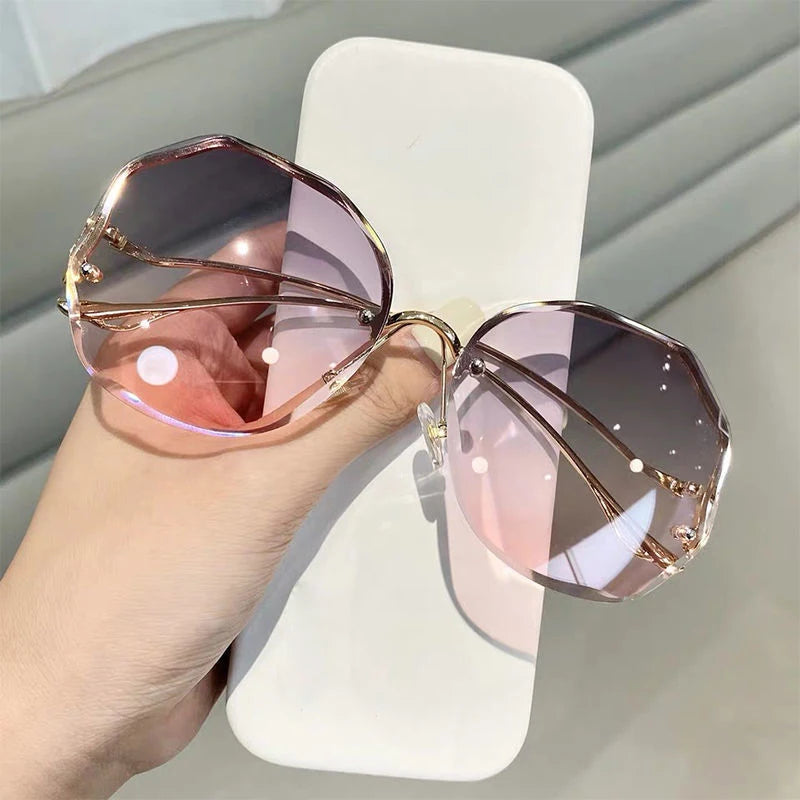2023 Trendy Tea Gradient Ocean Water Cut Trimmed Lens Metal Curved Temples Women Sunglasses