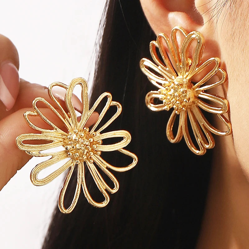 KAIMEI 2025 New Arrival Fashion Jewelry Irregular Folded Geometric Alloy Earrings Big Flower Plant Alloy Daisy Flower Earrings