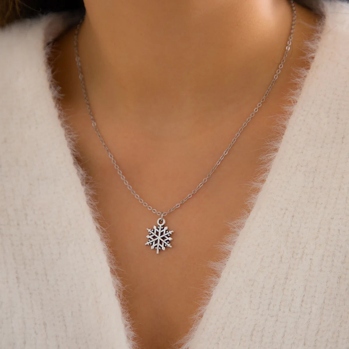 Fashion French Simple Design Sense Chain Metal Collar Cold Snow Flower Pendant Women Necklace