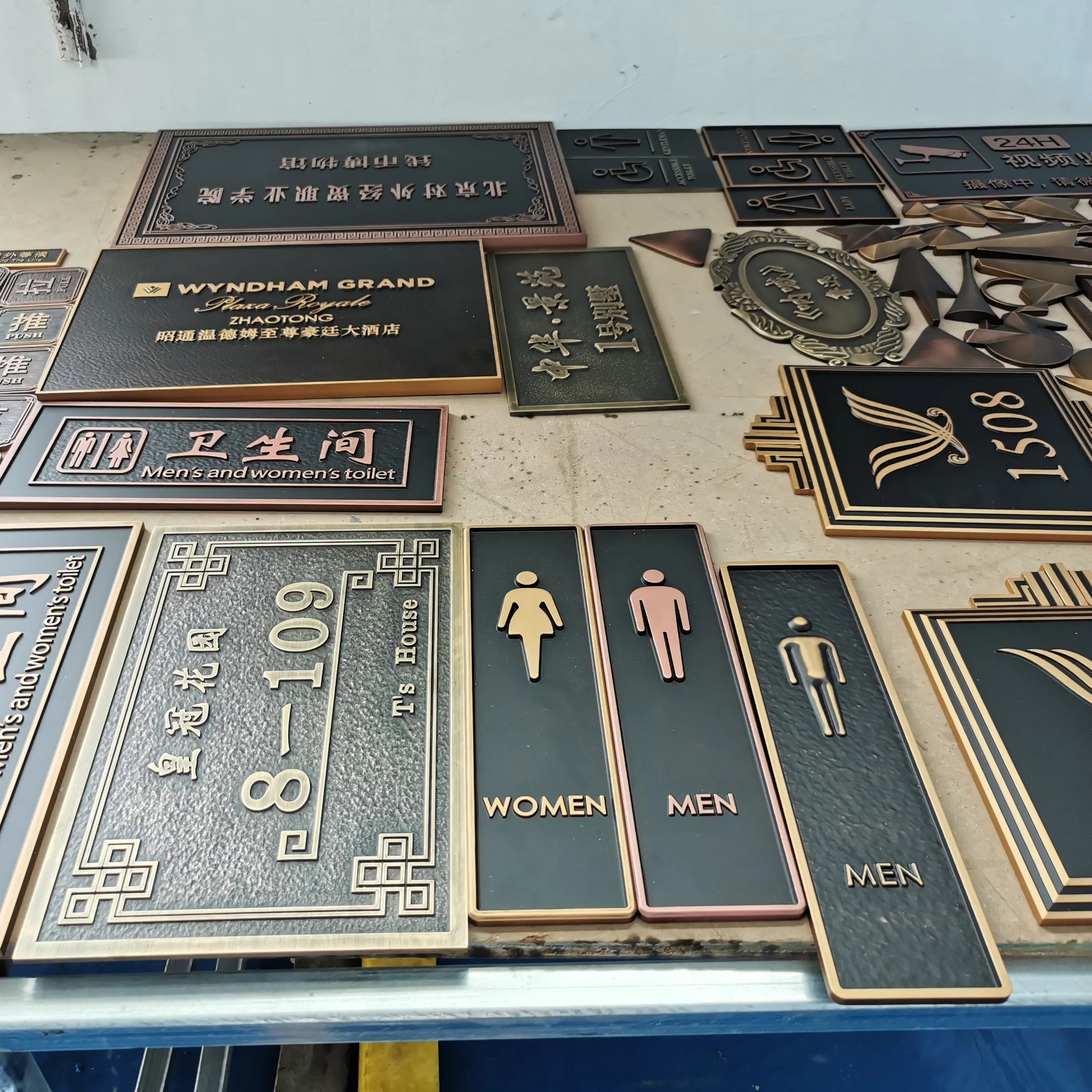 Modern Designed Custom Brass House Number Molded Metal Name Sign for Doors with Acrylic Blank Neon Plate Door Plates