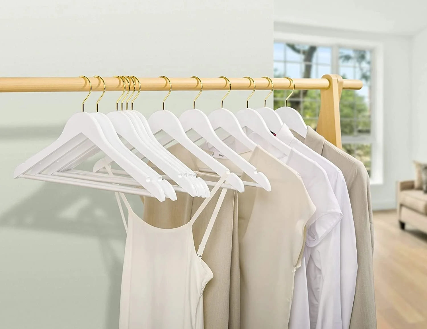 Factory Standard Solid Wood Clothes Hanger Gold Hook for Fashion Clothing Store