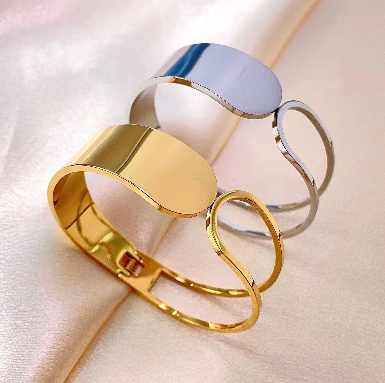 DAIHE High Quality Trendy Stainless Steel Women Wave Opening 18k Gold Plated Fashion Jewelry Bracelets Bangles