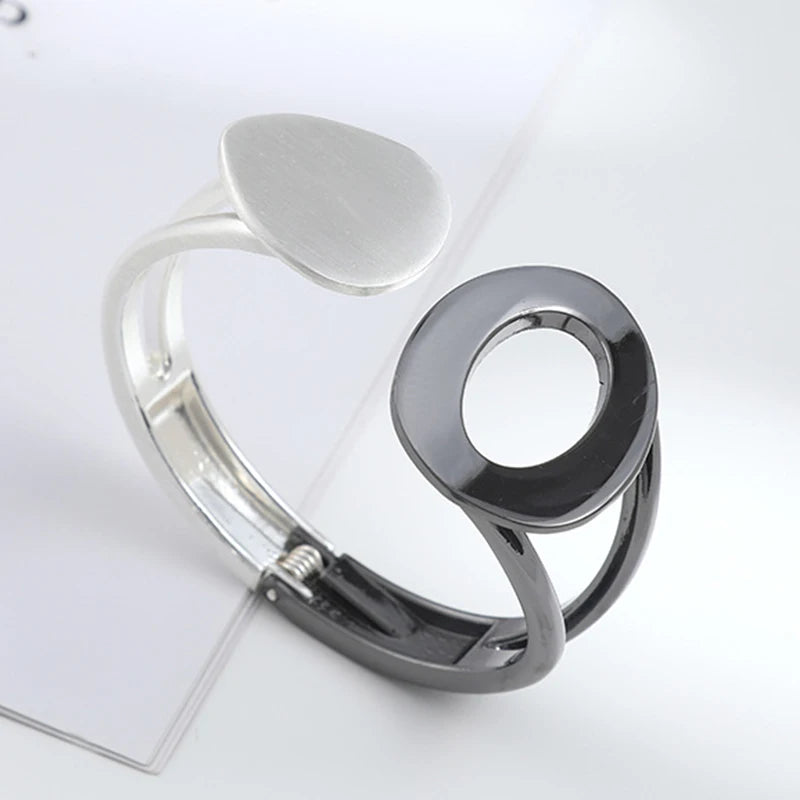 Kaimei New Arrival Fashion Jewelry Hollow Out Bracelet Metal Open Wide Edge Bracelet Design Glossy Vintage Cuff Bracelet Bangles