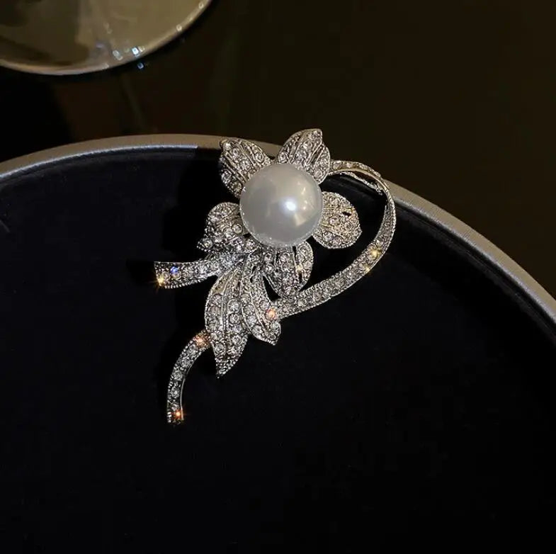 Fashion Pearl Rhinestone Flower Rhinestone Brooch for Women Baroque Trendy Elegant Crystal Brooch Pins Party Wedding Gifts