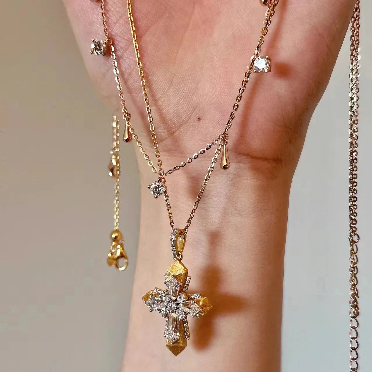 Hot Sales 18k Gold Plated Exquisite Multilayer Chain Diamond Cross Necklace for Women