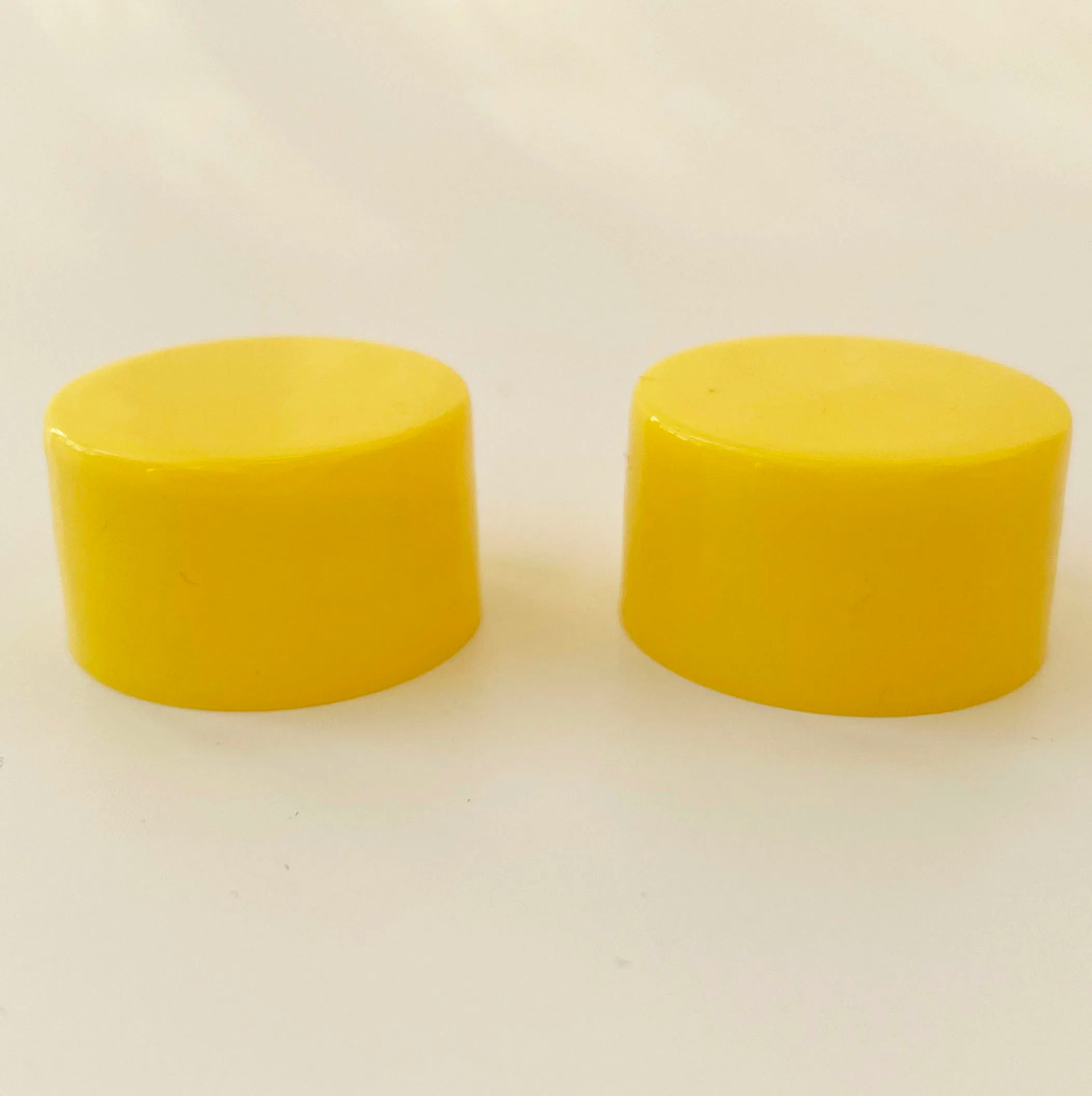 White Yellow 28/410 28mm PP Screw on Lids Bottle Cap Closures with HIS Heat Seal Liners