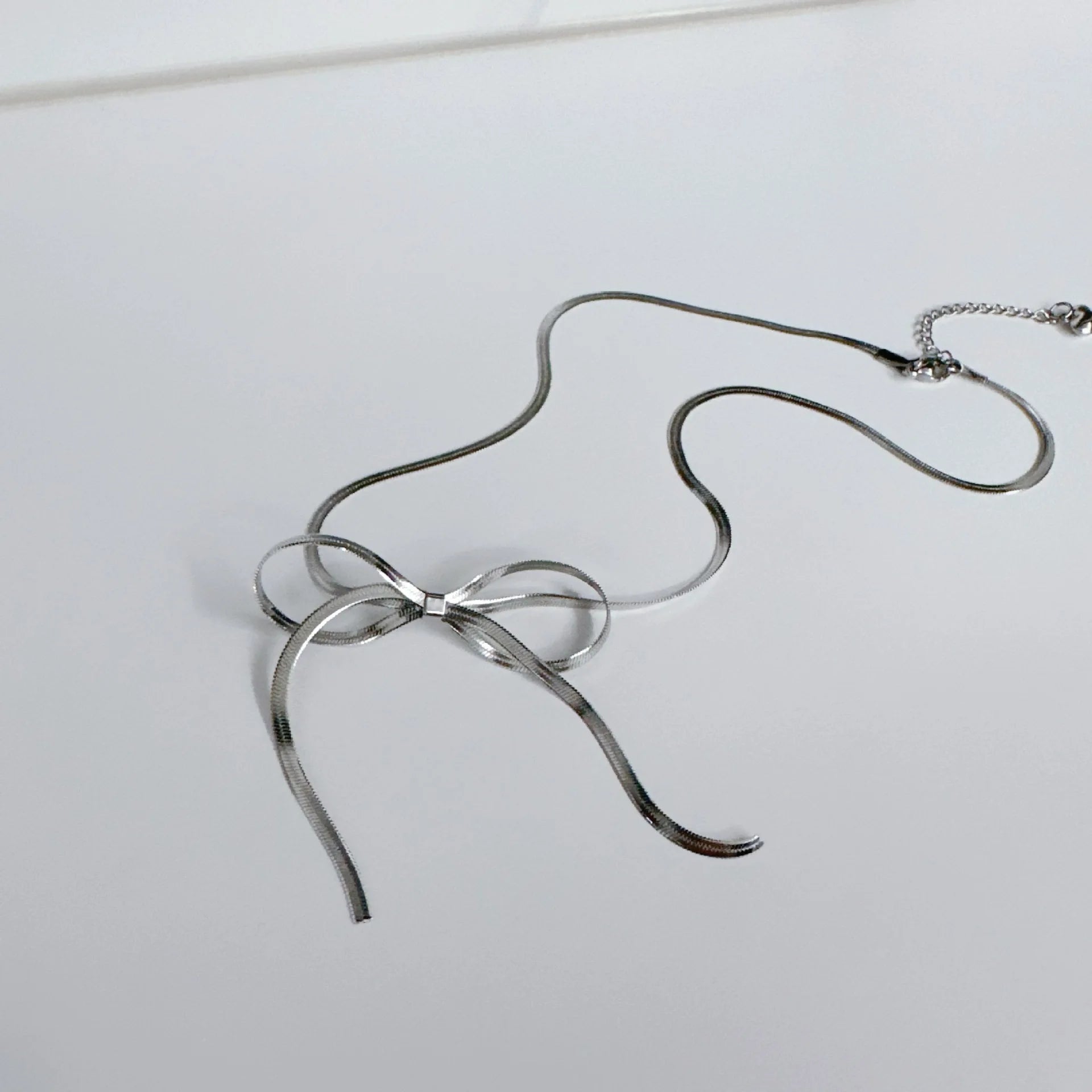 2024 New Trendy 2.5MM Flat Flash Snake Chain Necklace Women Simple Stainless Steel Blade Chain Silver Bow Choker Necklace