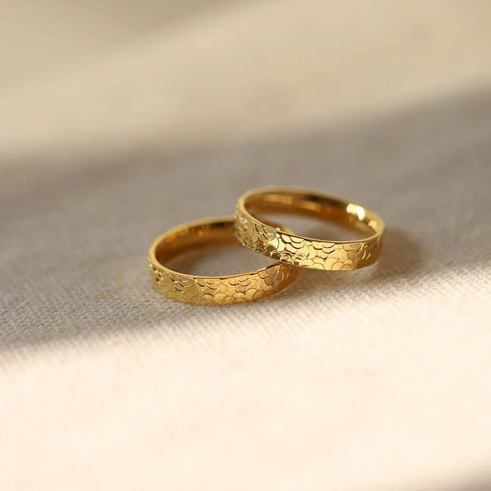 Moge Jewelry Ready to Ship 3.9mm Wide 18k Gold Stainless Steel Woman Trendy New Designs Dragon Scale Textured Band Ring Unisex