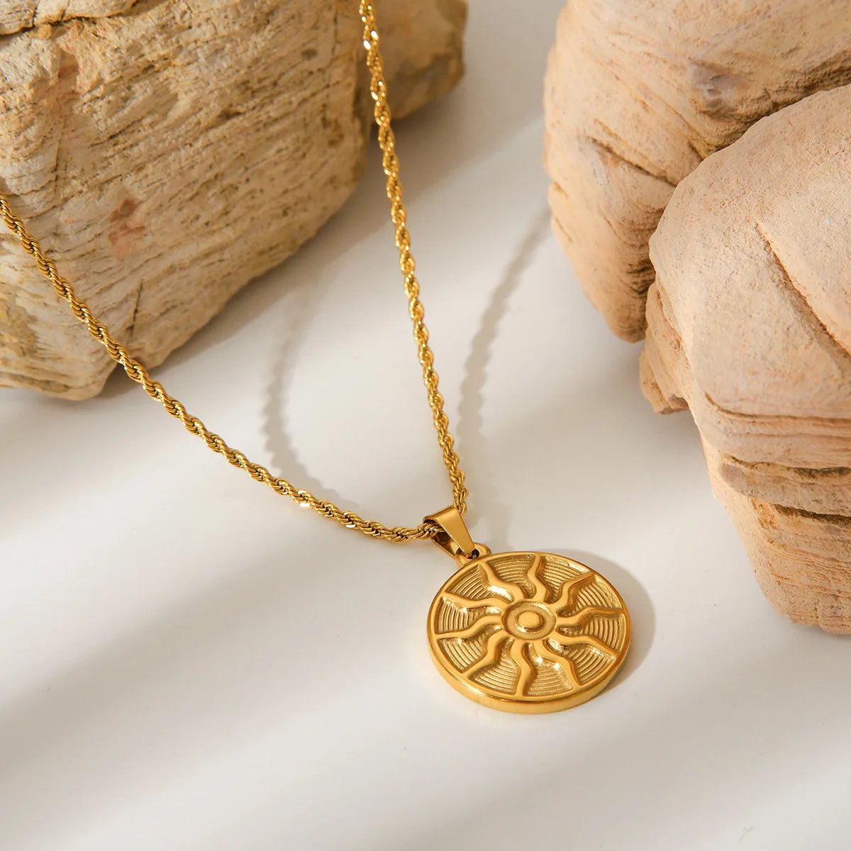 Popular Style 18K Gold Plated PVD Stainless Steel Sun Shaped Pendant Choker Necklace for Women