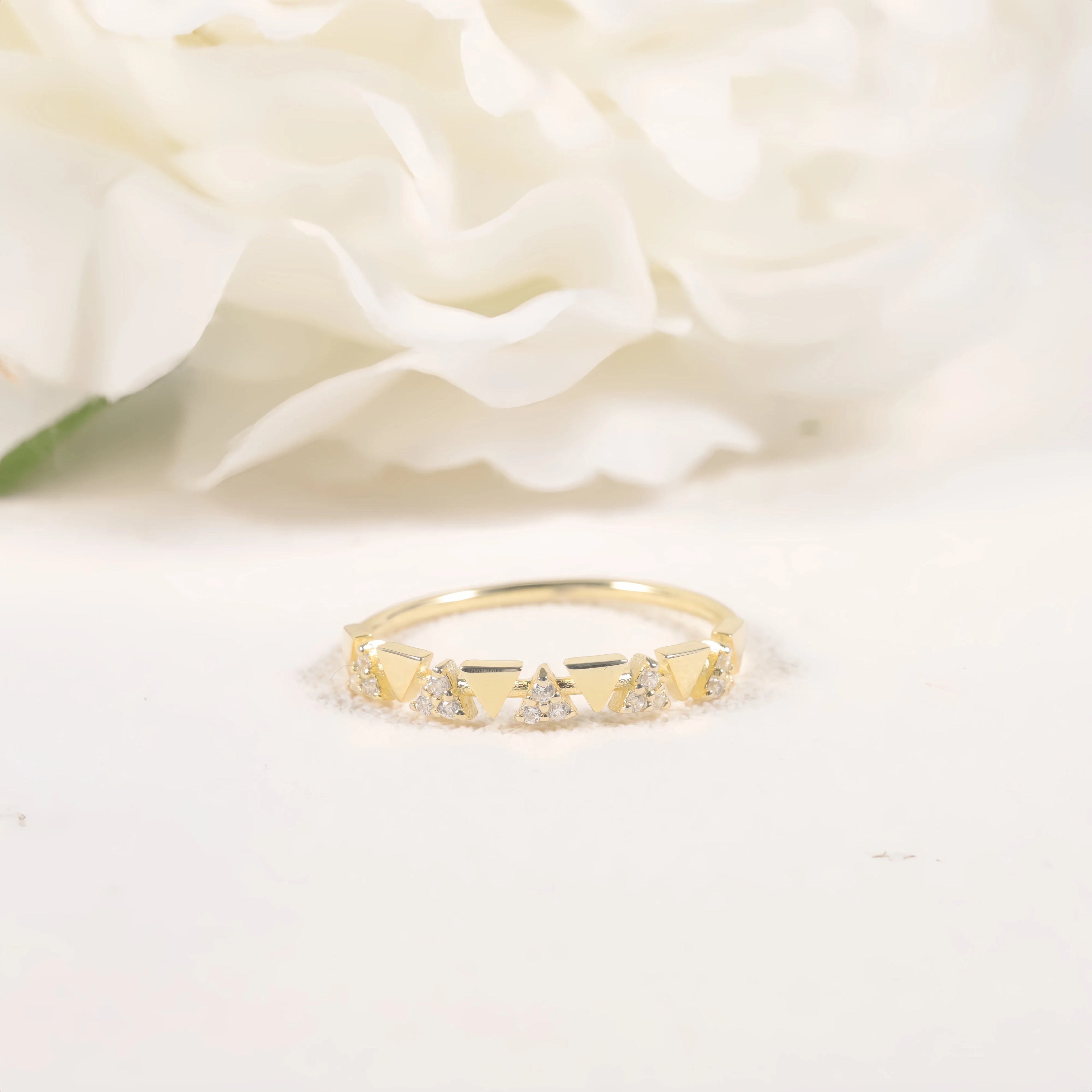 Everyday Wear Solid Gold Triangle Beads Decoration Lab Grown Diamond Ring with Triple Round Diamonds in a Triangular Group