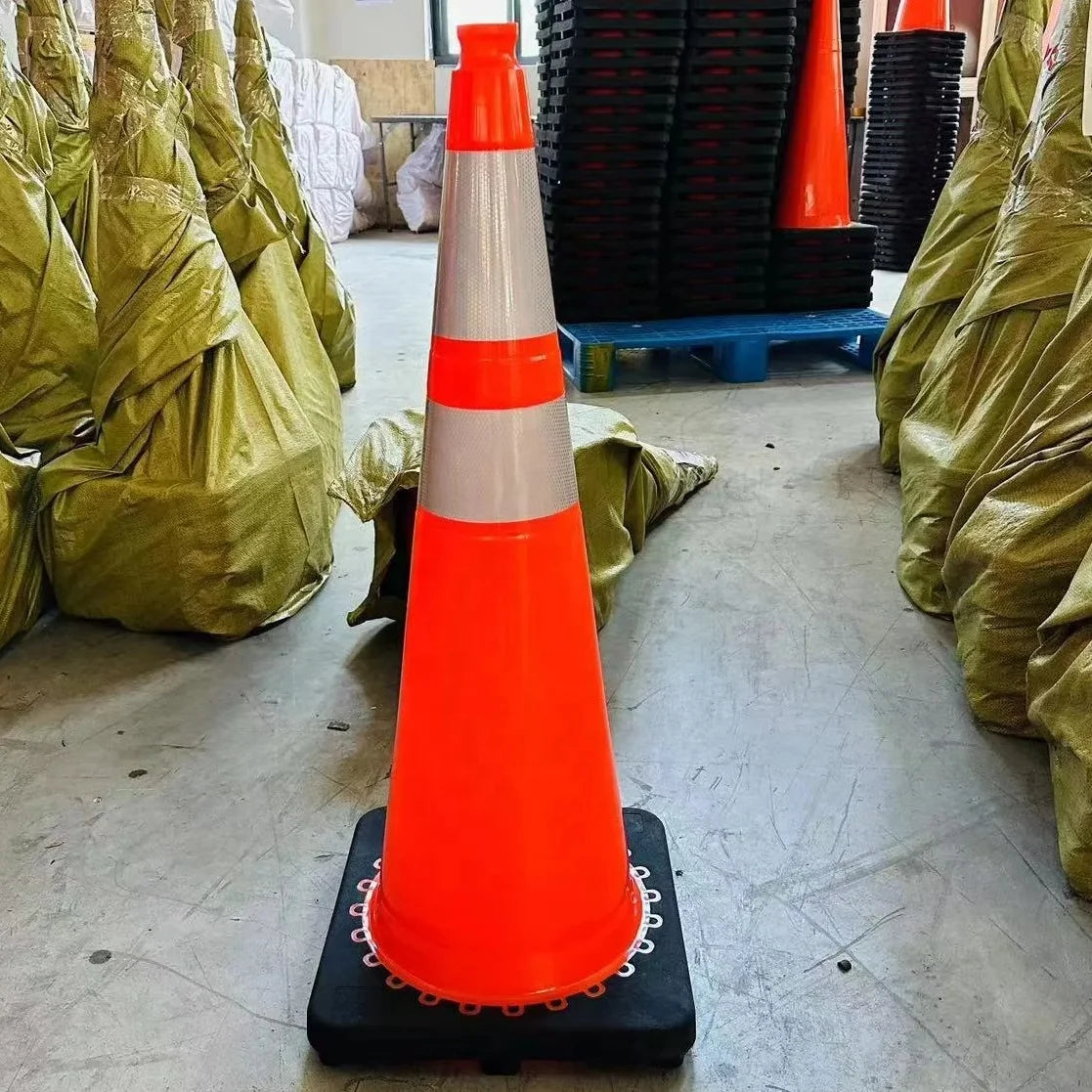 YOUCHAO Top Selling Rubber square Base Traffic Cones Traffic Cones 28 Inch Traffic Cone Weights