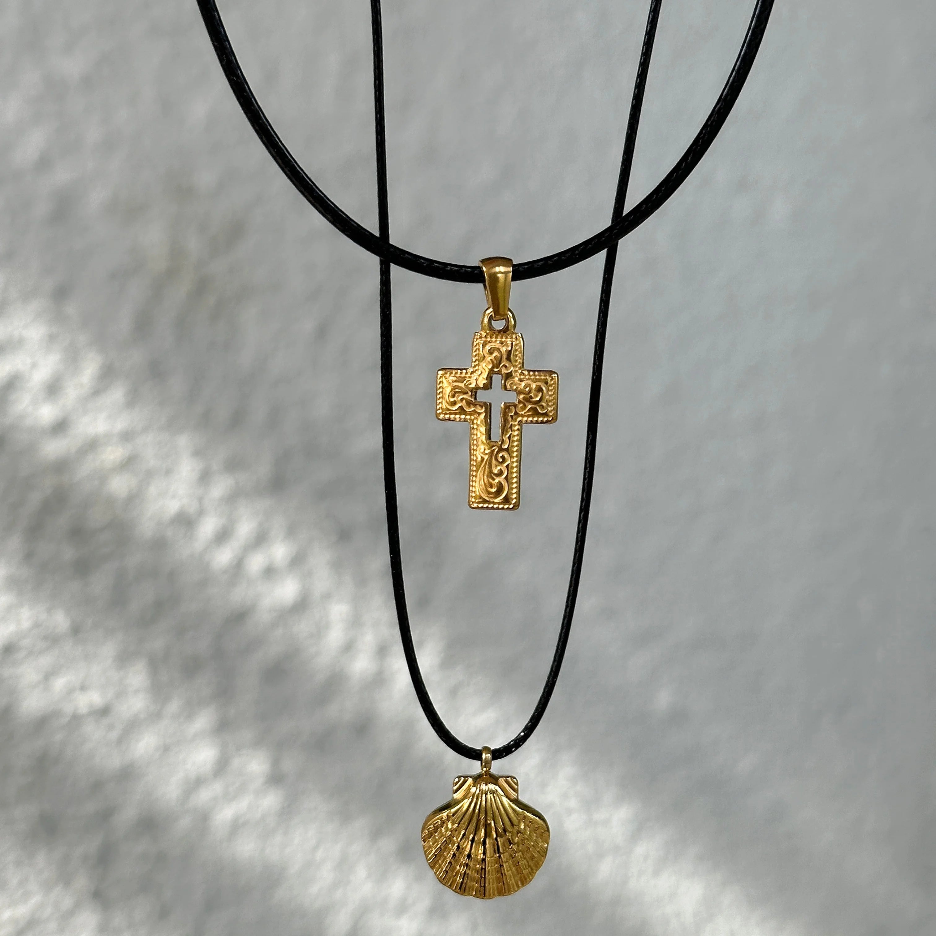 Dazan Autumn Winter New 18k Pvd Gold Plated Stainless Steel Boho Street Style Shell Cross Black Leather Rope Necklace Women Men
