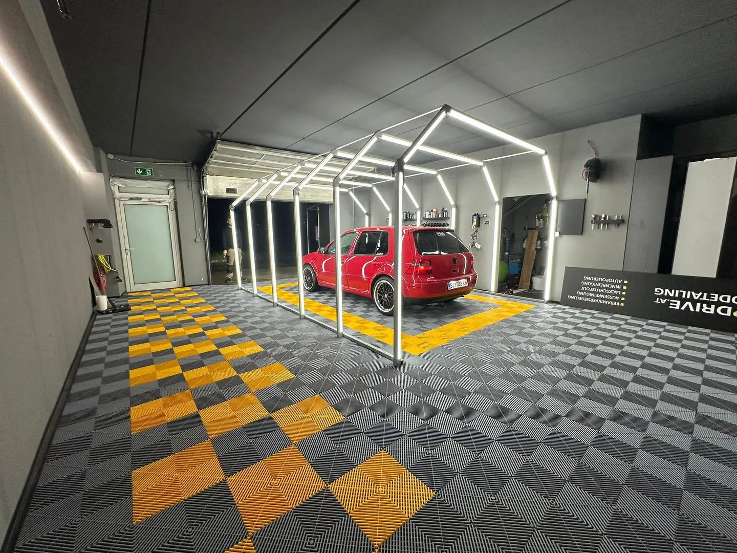Protective PP Garage Floor Tiles with Click Lock System Modern Design for Indoor Villa Use