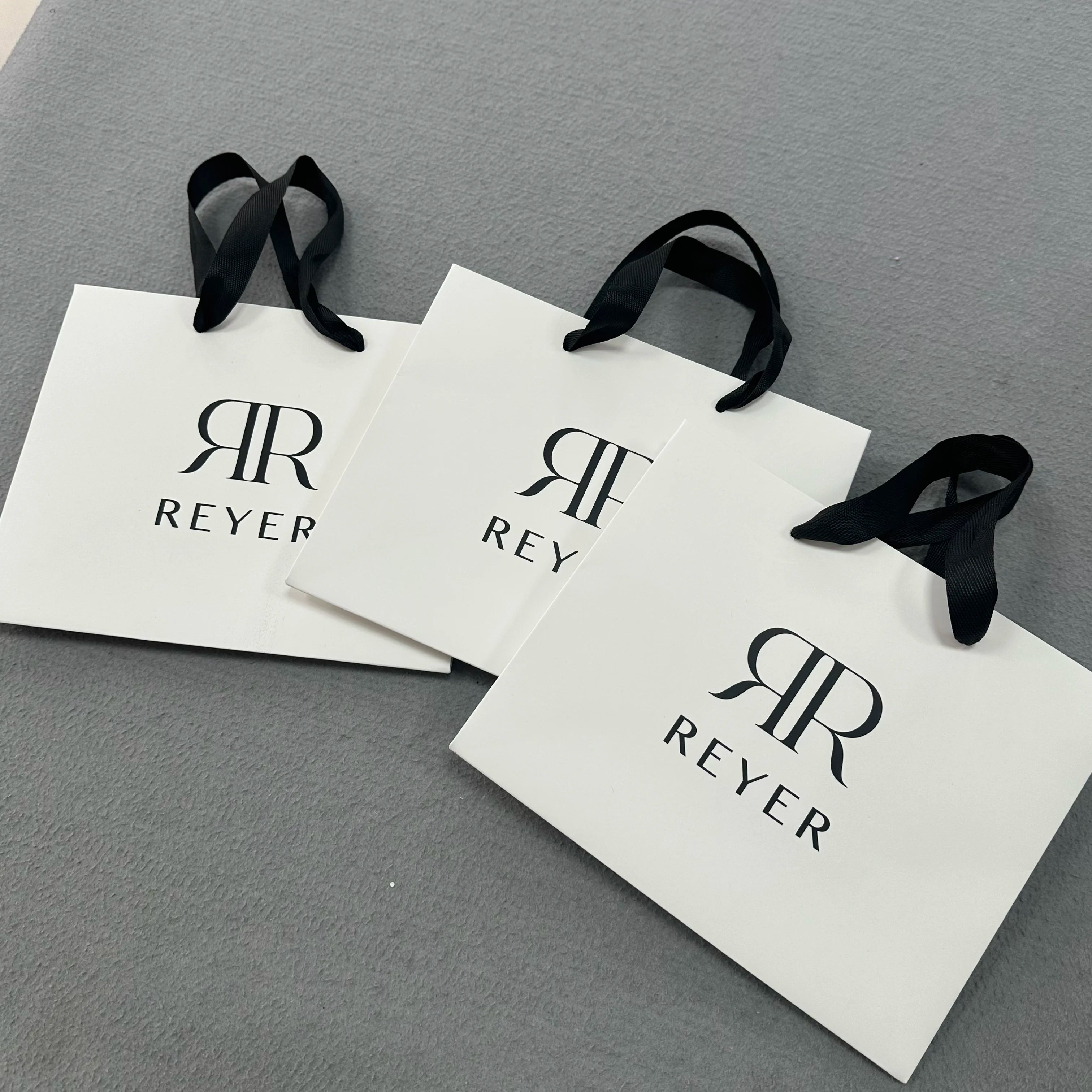 Shopping Paper Bags Clothing Cardboard Packaging Gift Kraft Carrier Bag Package Bags and Shoes Offset Printing Recyclable Accept