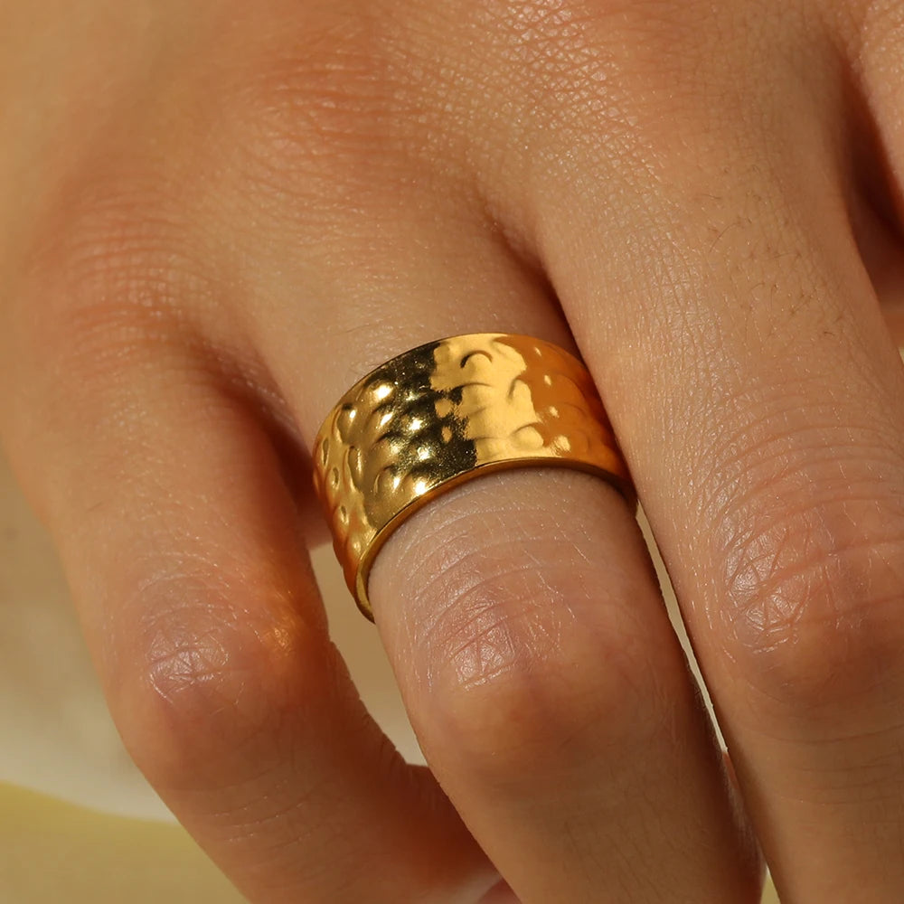 2024 New Luxury Stainless Steel 18K Gold Plated Waterproof Vintage Hammer Adjustable Openwork Finger Ring for Women