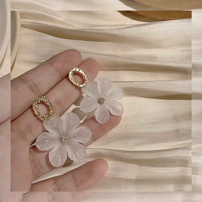Brincos Em Resina Fahion Summer Jewelry Elegant White Flower Earrings Resin Acrylic Earrings for Women